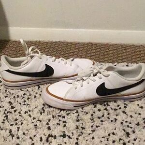 Nike Woman White and Black Sneakers